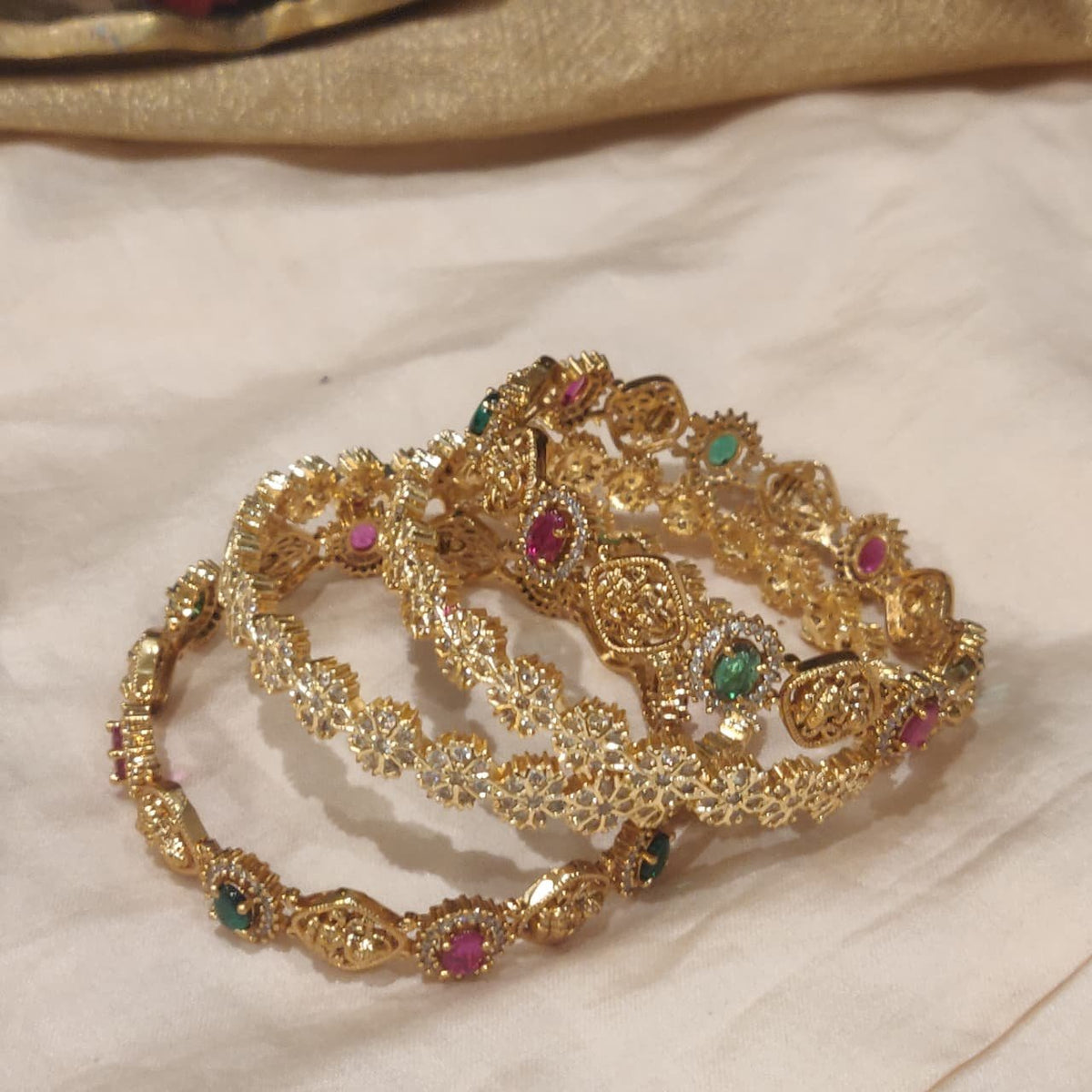 Inimitable floral bangles combo