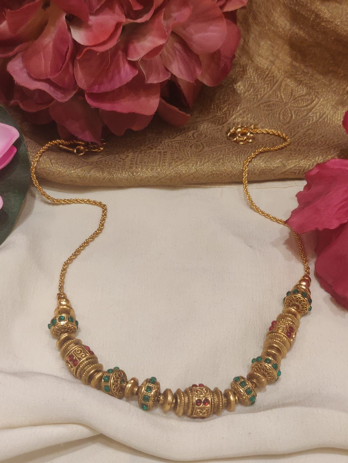 Fashionable gold finish designer rope short mala