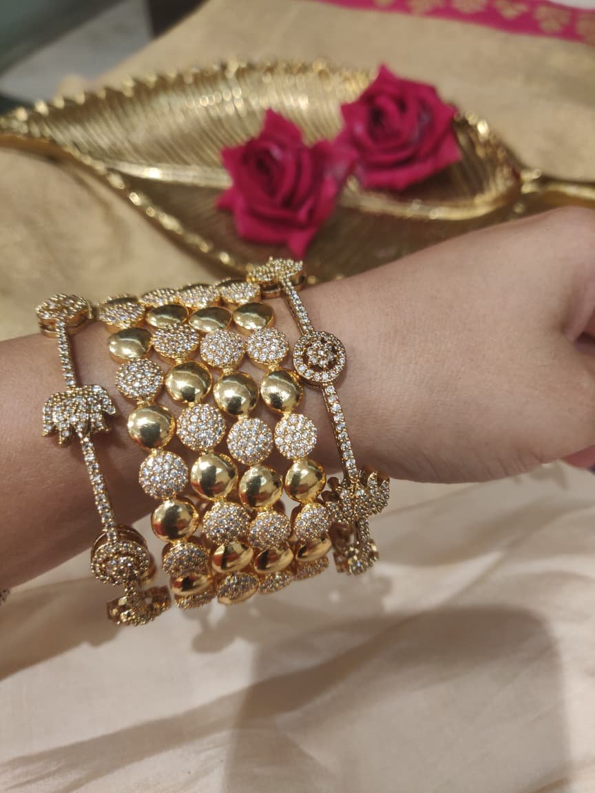 Lustrous round bangles set of 4