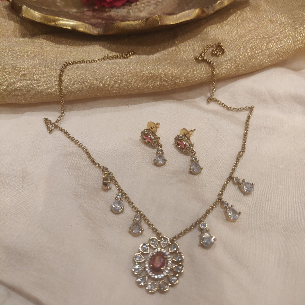 Enchanting elegant chain with red stone and diamond droplet