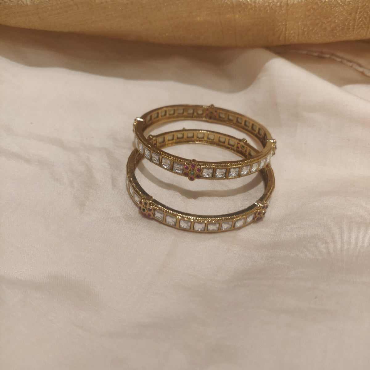 Radiant kundan ad stone with floral design kada