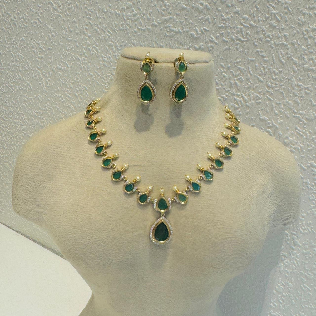 Timeless green ad stone choker