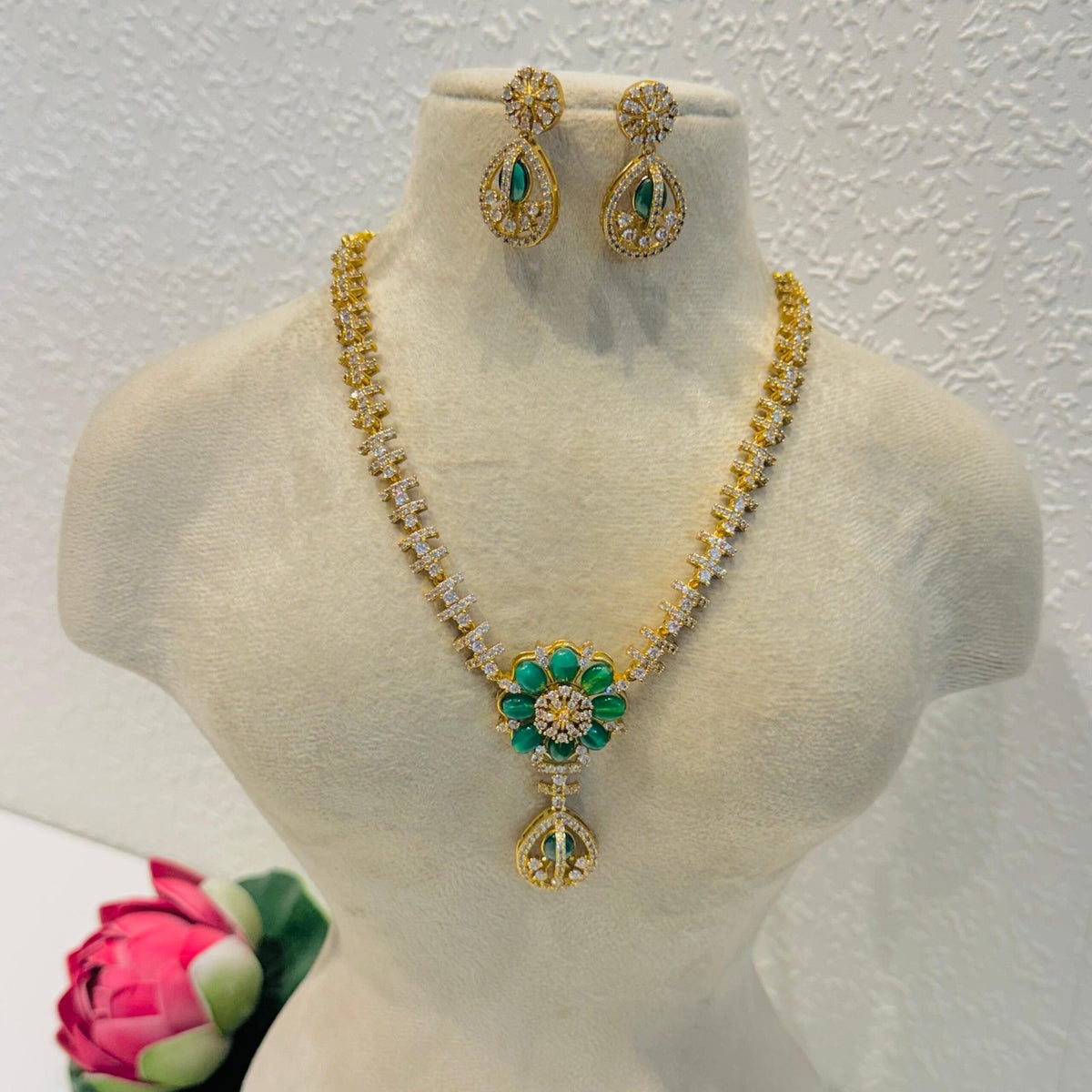 Exquisite crystal ad mint floral necklace