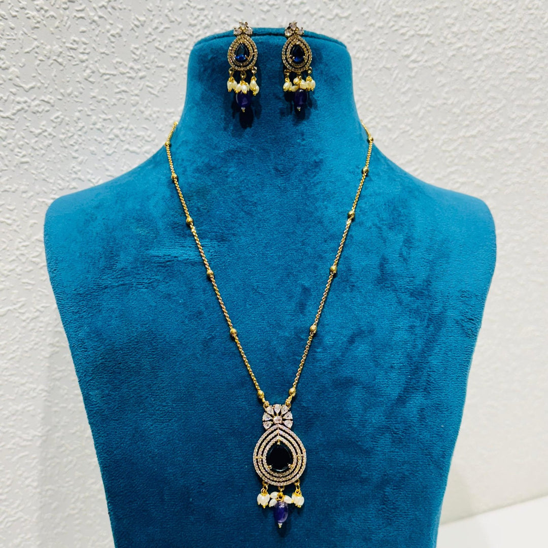 Fashionable Posh deep blue stone with ad stone and pearls golden chain necklace