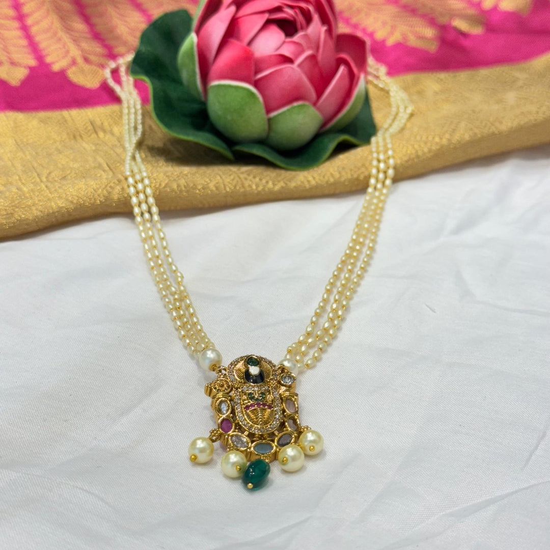 Alluring golden pendant with stone and pearls and pearls haar necklace