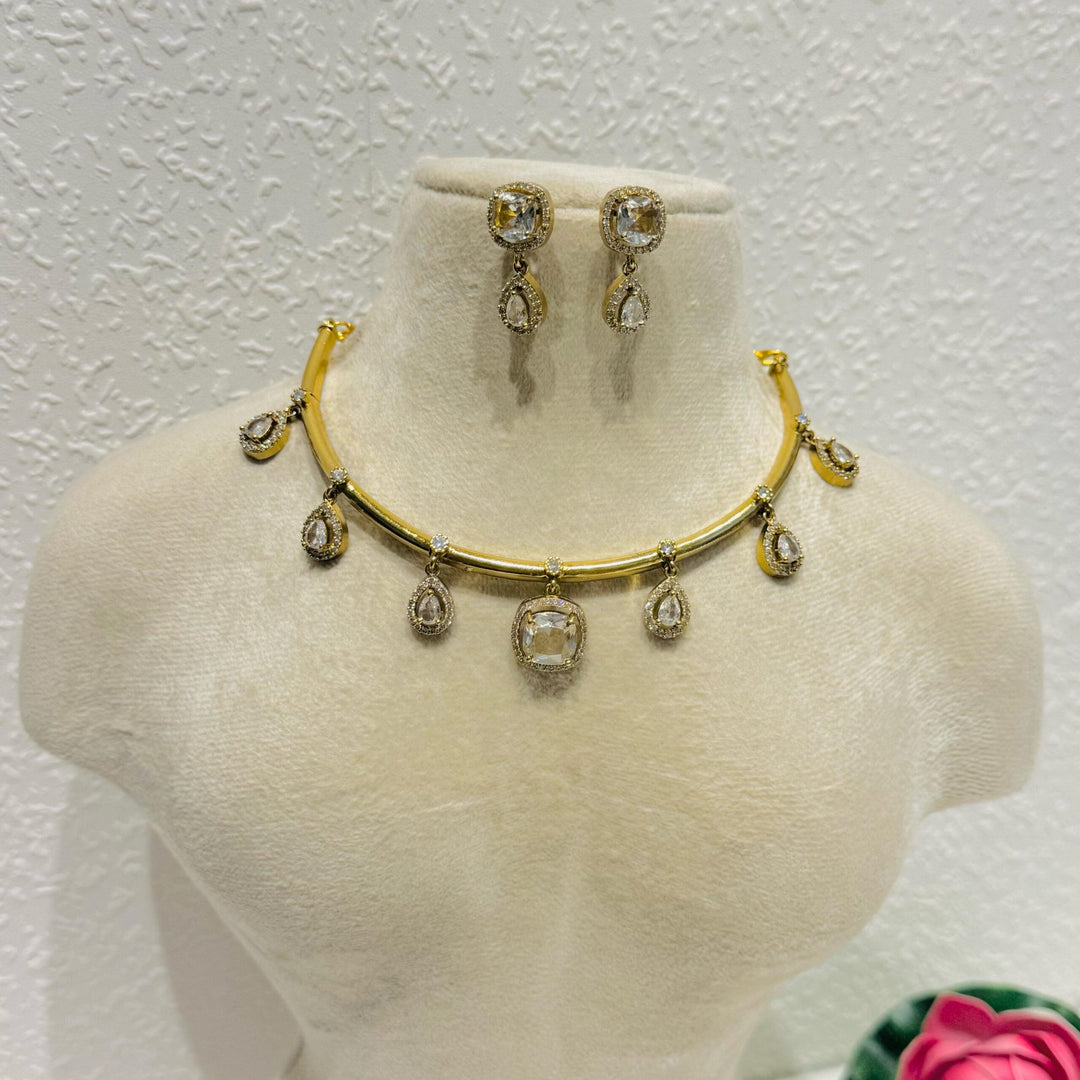 Pendant golden pipe choker