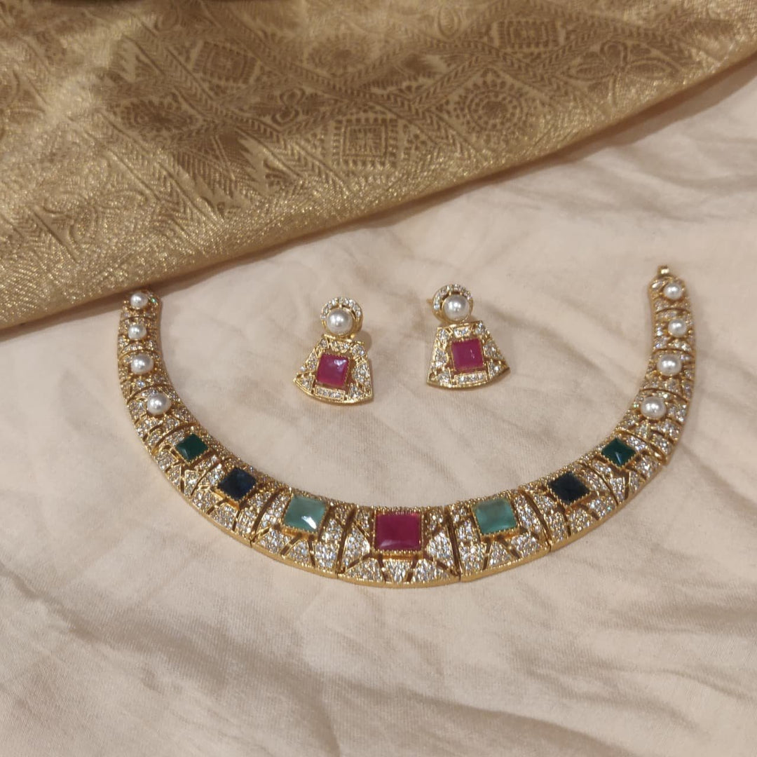 Scintillating White Beads Multicolour Choker