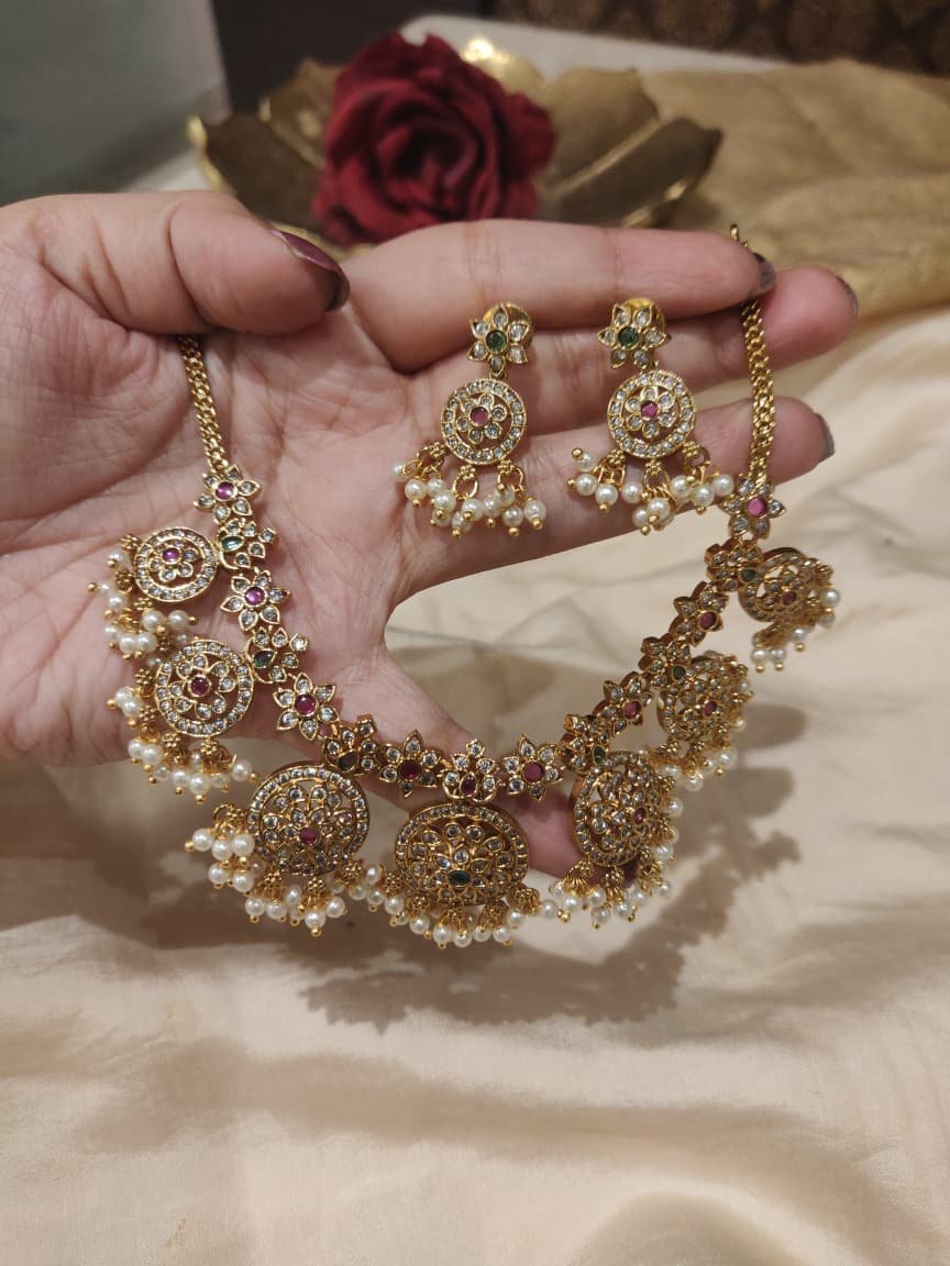 Lustrous Floral Round Choker With White Beads