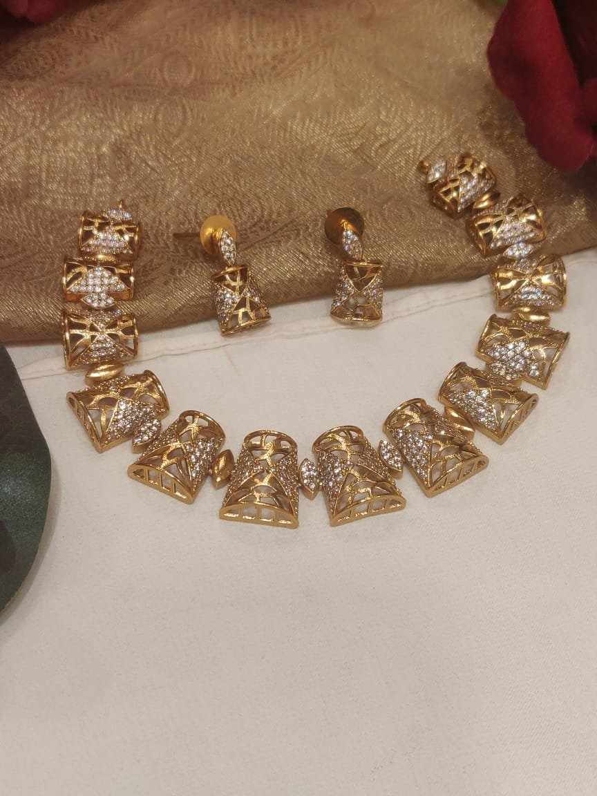 Delicate GOLD FINISH PREMIUM NECKLACE