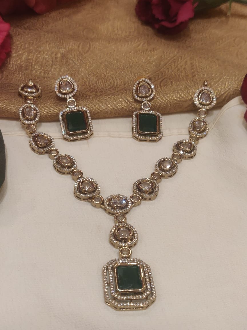 Iconic Kundan Short Necklace Green Pendent