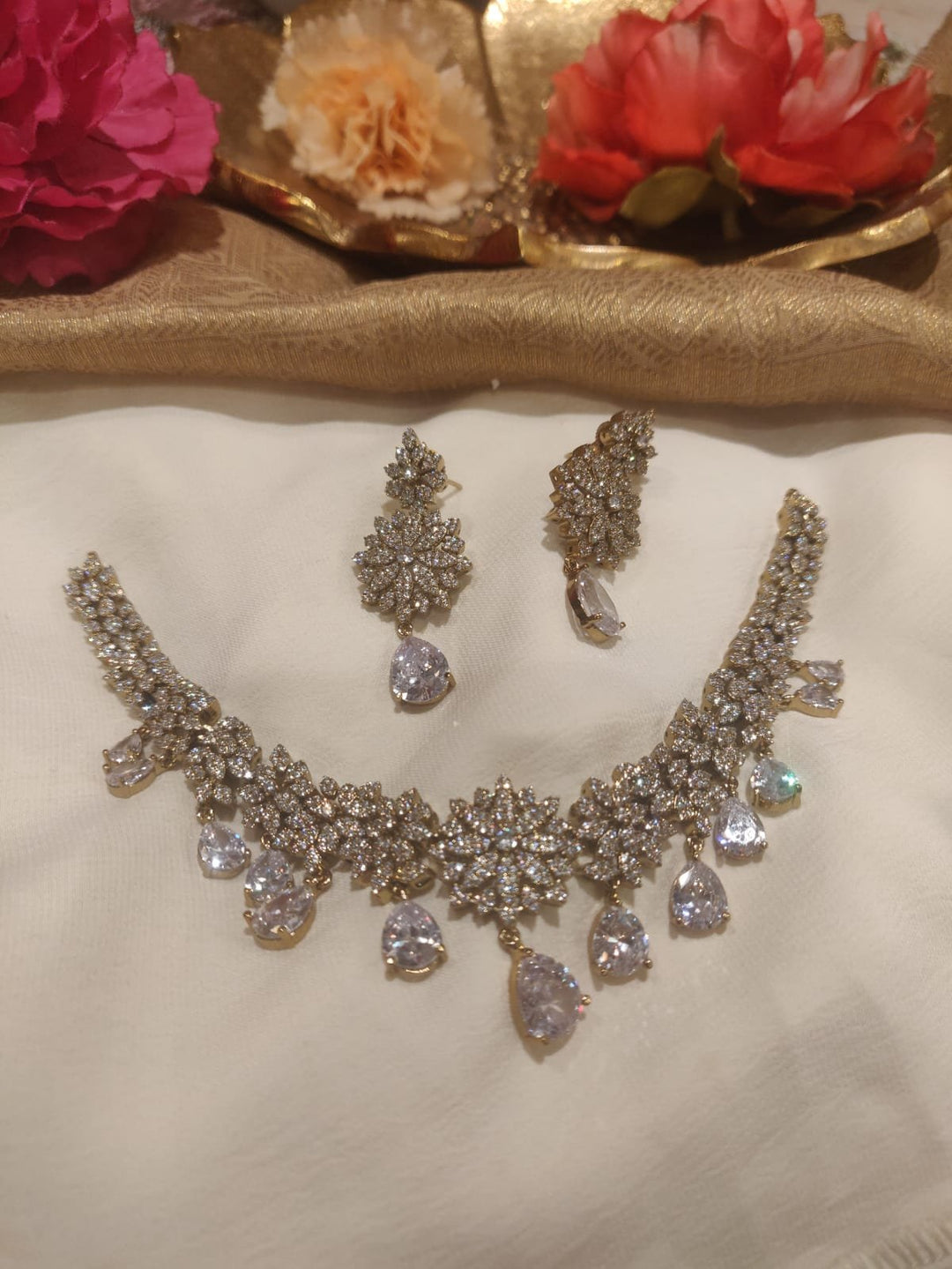 Timeless Floral Leafs Crystal Necklace