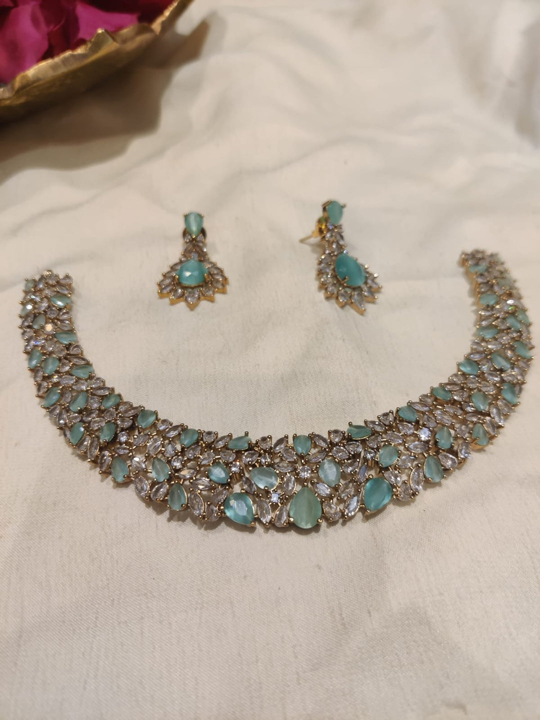 Resplendent Leafs Sky Blue Choker