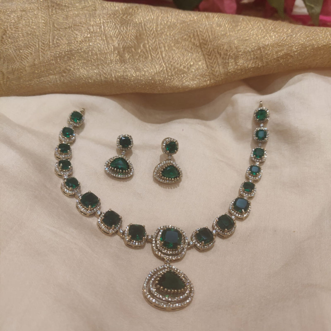 Lustrous green big stone and small ad stone necklace