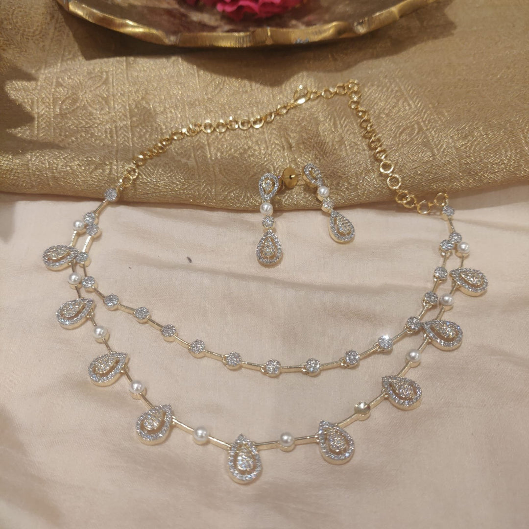Delicate ad stone droplet with small pearls and necklace