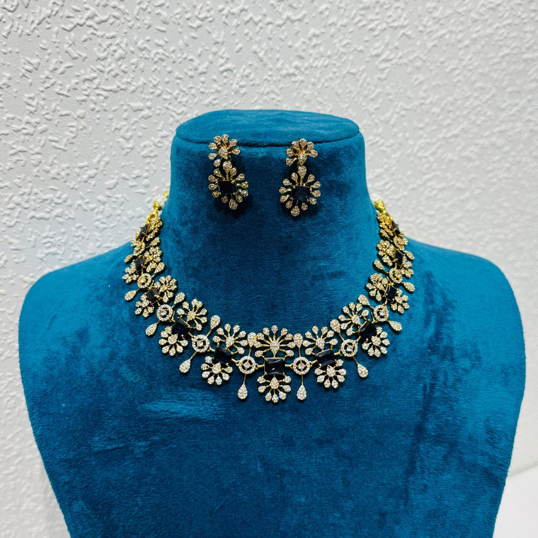 Fashionable leaf  with emerald stone with ad diamond necklace