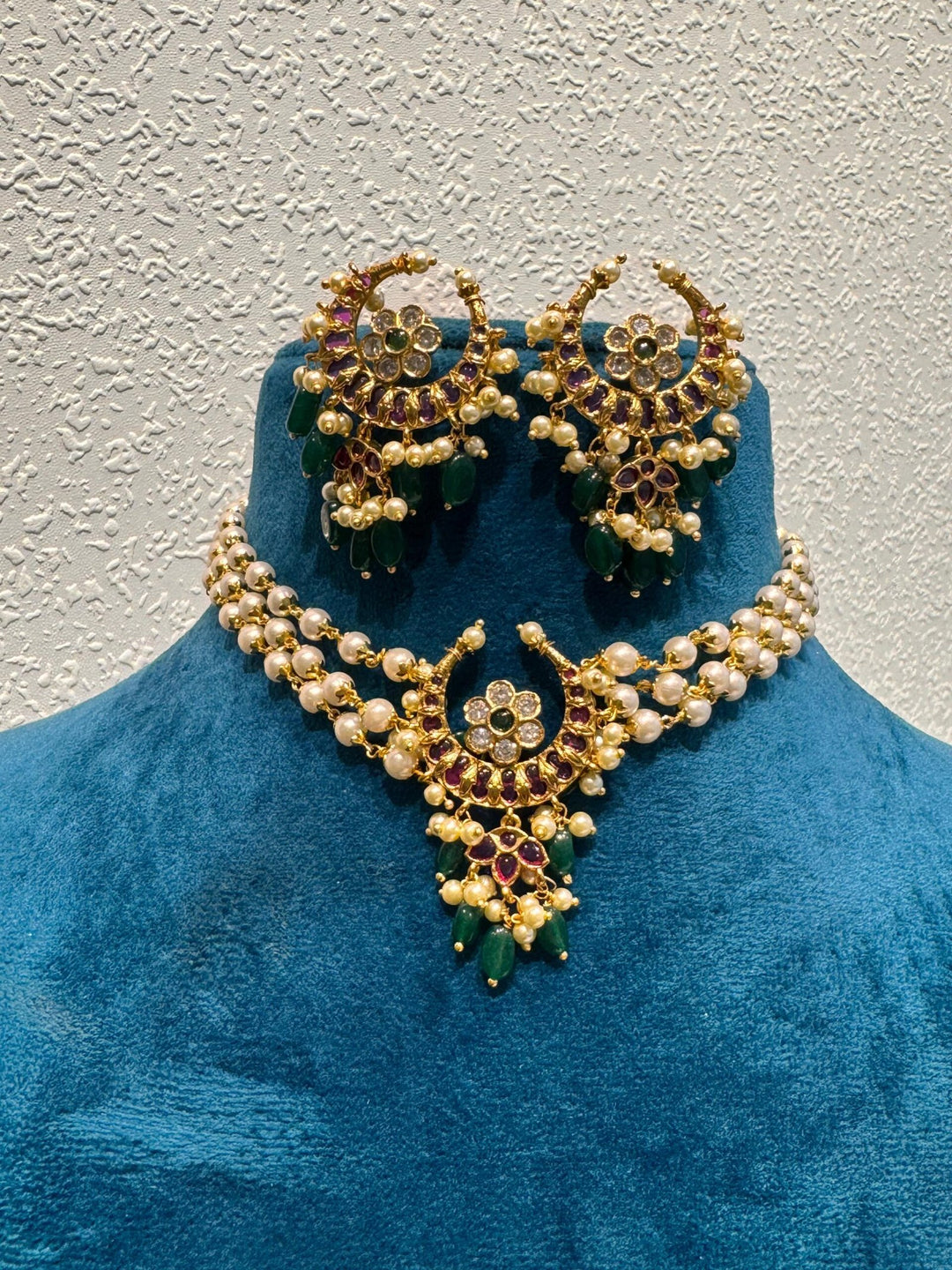Dazzling green bds with pearls half moon choker