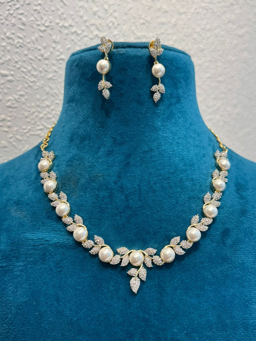 Refined ad stone leaf with  perals necklace