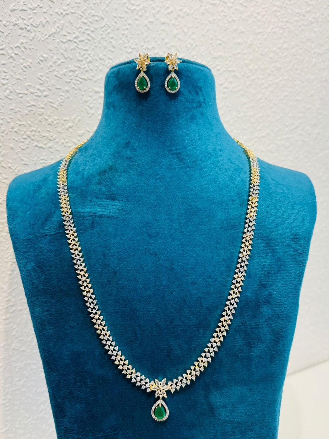 Exquisite Timeless emerald  droplet with ad stone haar necklace