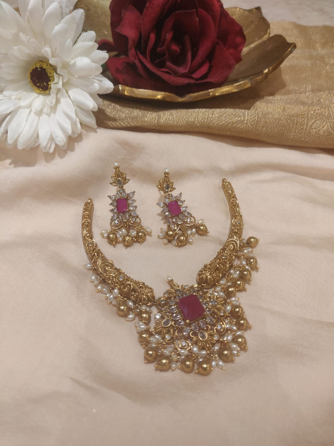 Mesmerizing Red Ad Stone Necklace With White And Golden Beads