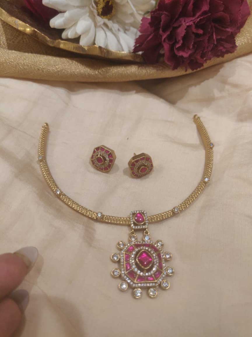 Brilliant Golden Necklace With Ruby Kudan Stone