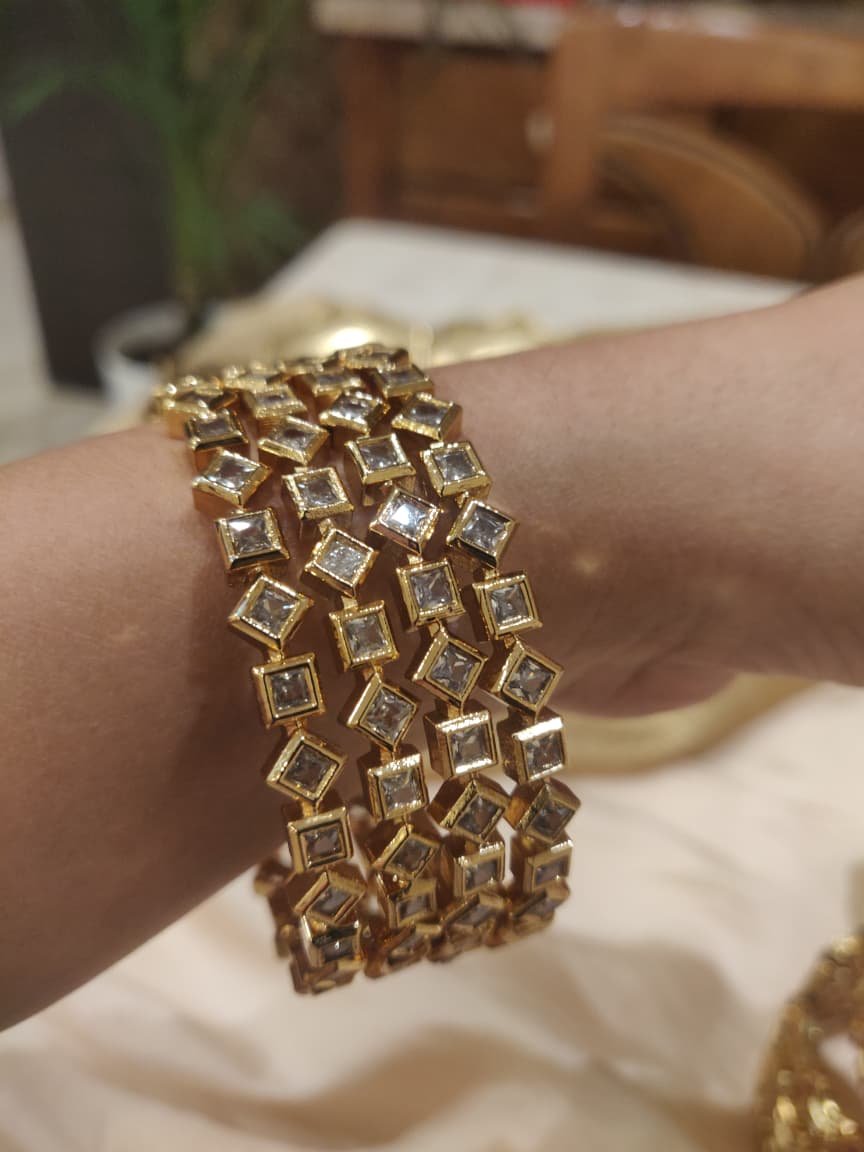 Dazzling b box design ad crystal stone bangles