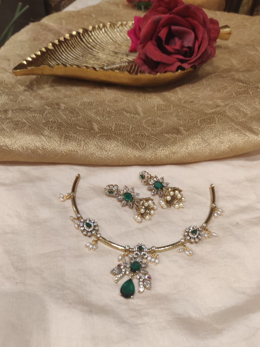 Inimitable Green Stone AD Floral Neckalce