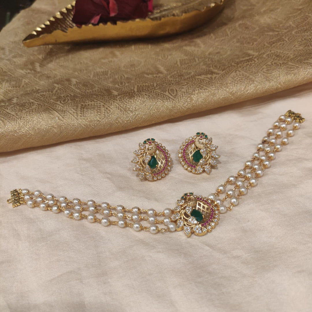 Mesmerizing Pearls 3 Layers Peacock Green Stone Choker