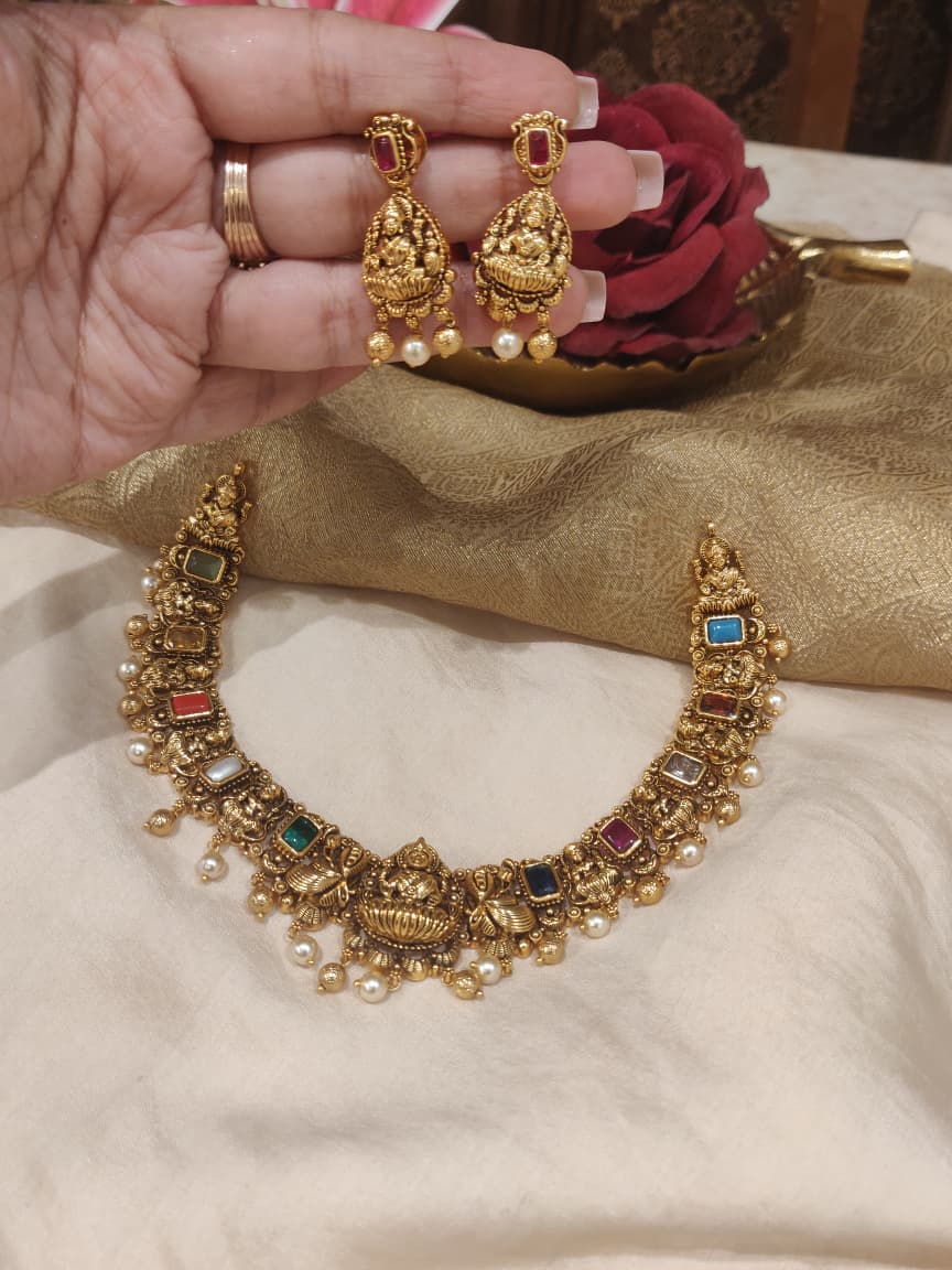 Refined Multicolour Stones Temple Choker