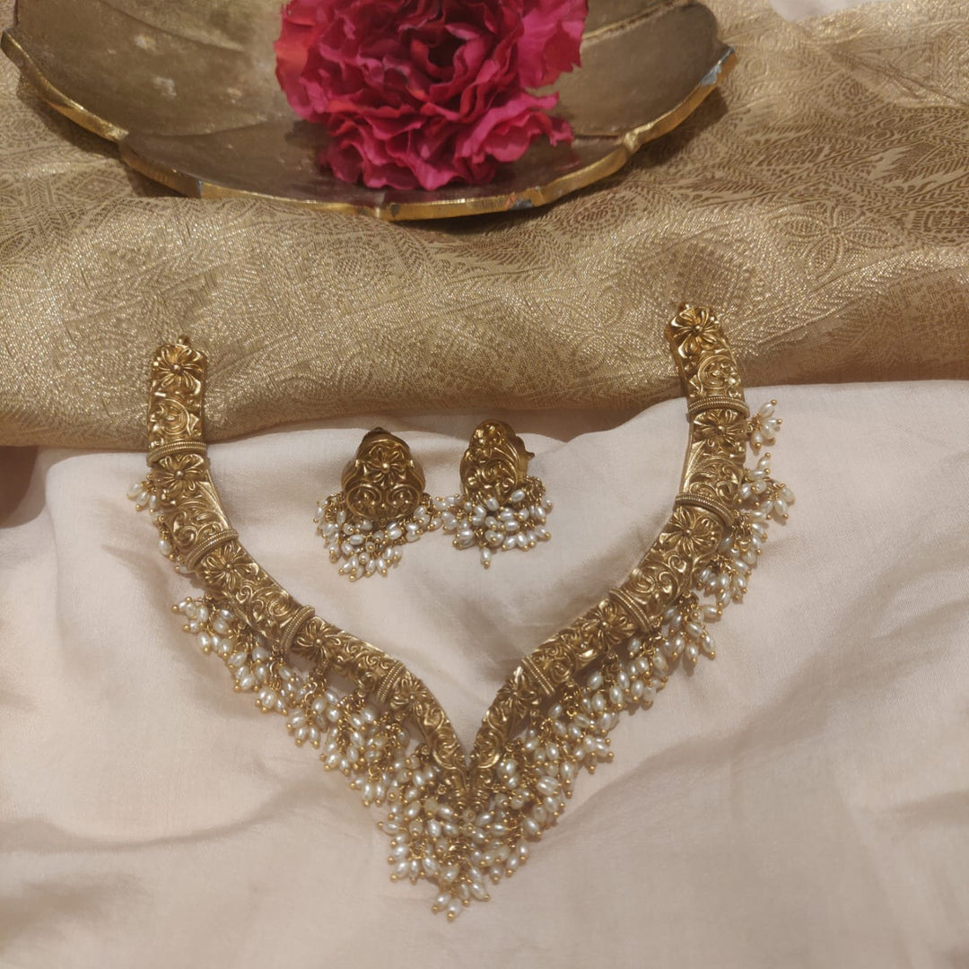 Dazzling White Pearls Hasli Necklace