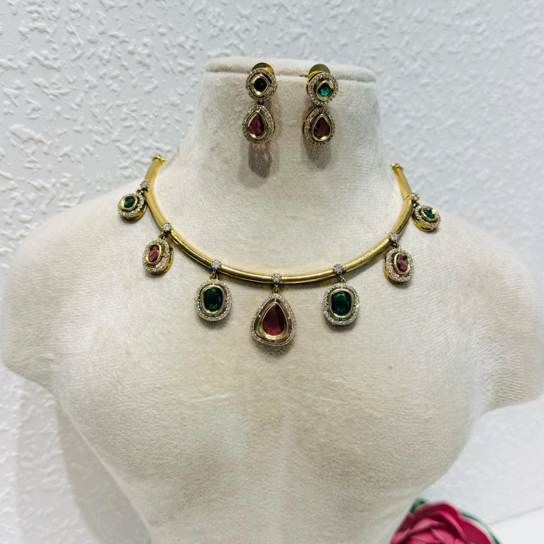 Dazzling red blood and emerald  stone droplet pipe design choker necklace