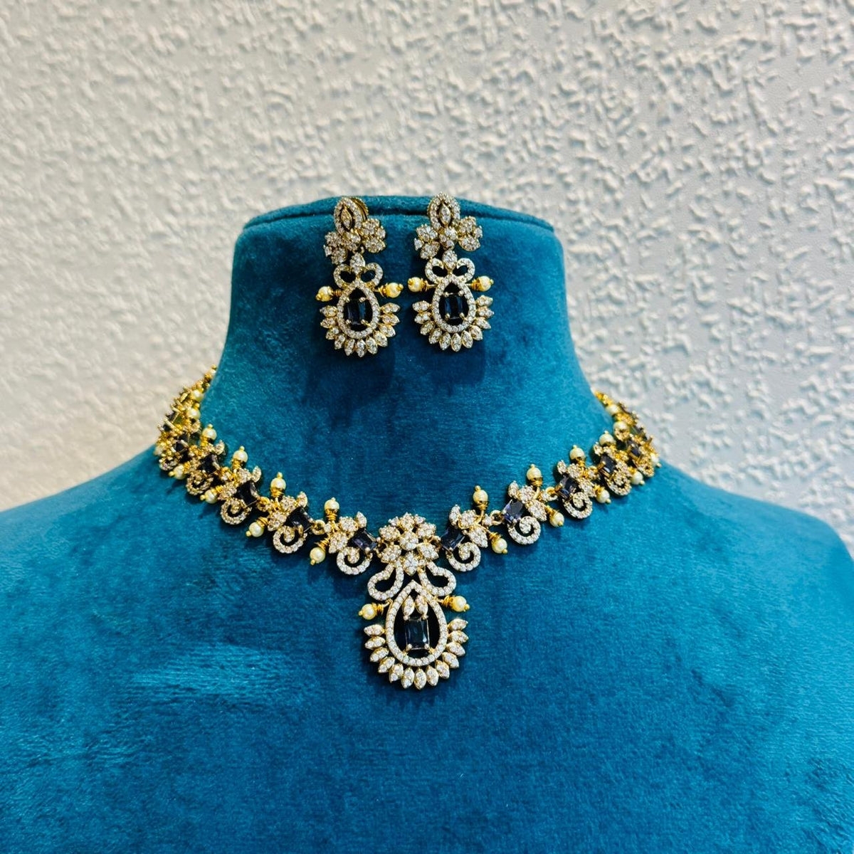 Dazzling blue ad stone necklace