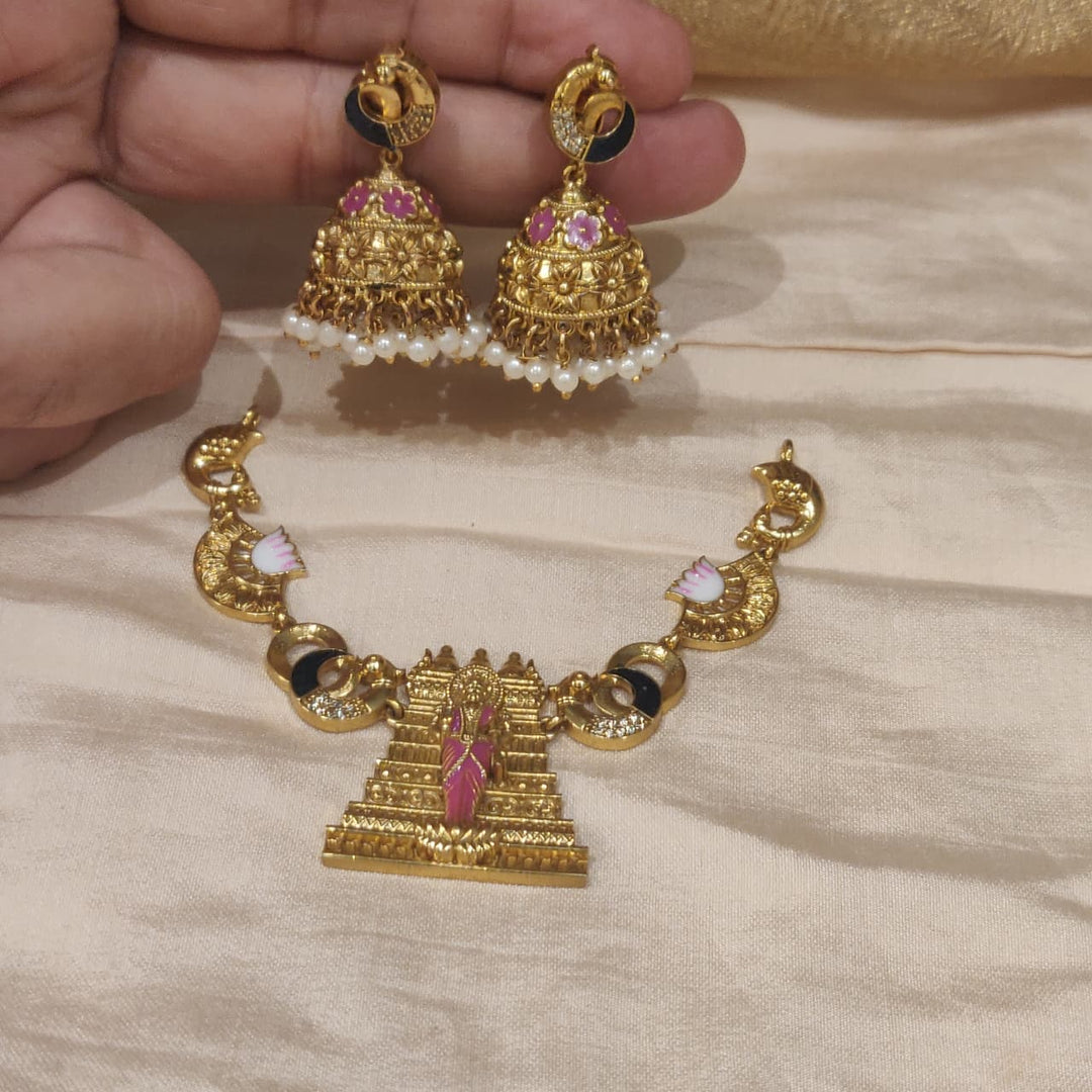 Elegant Murgan Short Golden Necklace