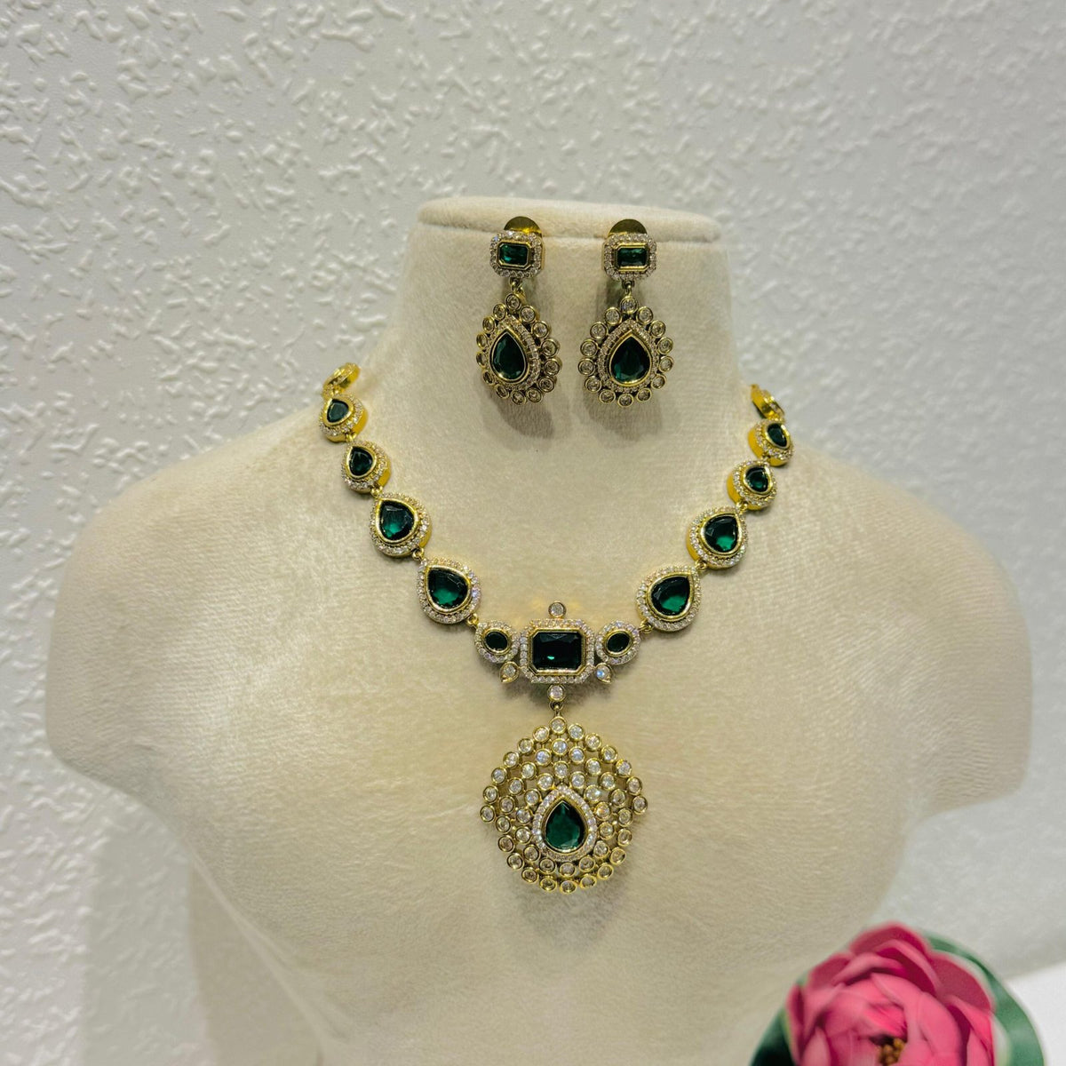 Emerald floral pendant necklace