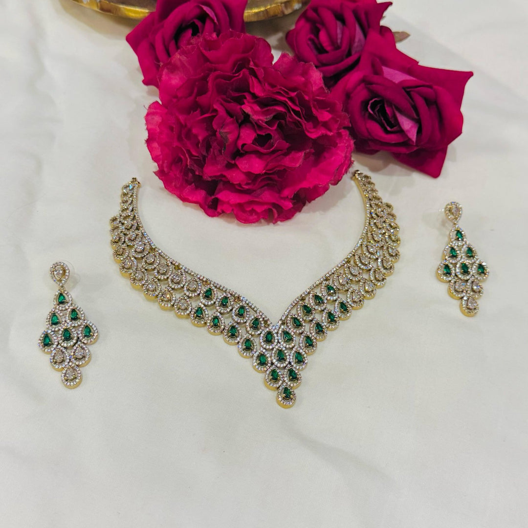 Horns emerald ad stone necklace