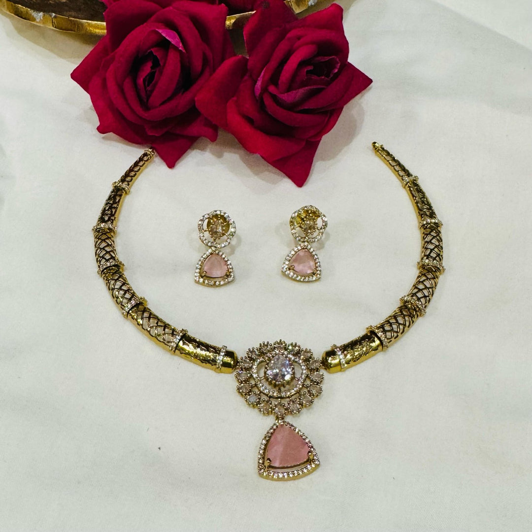Pink rose pipe golden choker