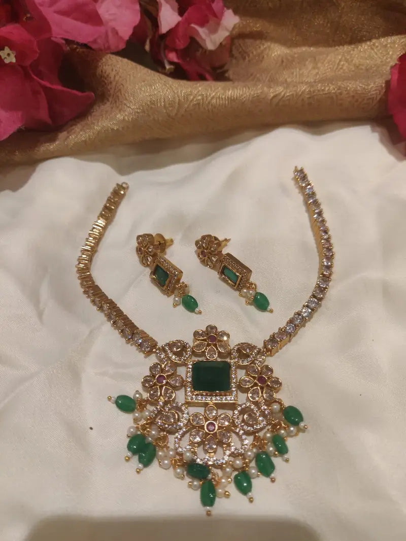 Exquisite dark green stone styled floral pendant kudan short necklace