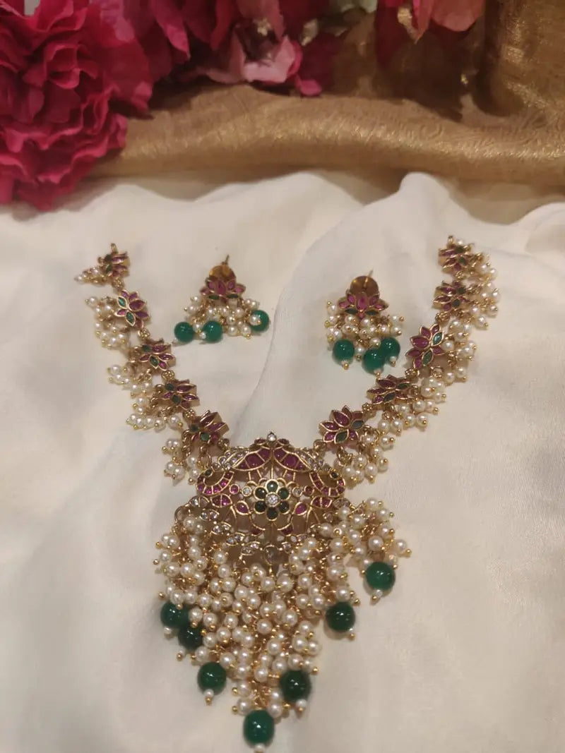 Handcrafted real kemp art lotus design short necklace