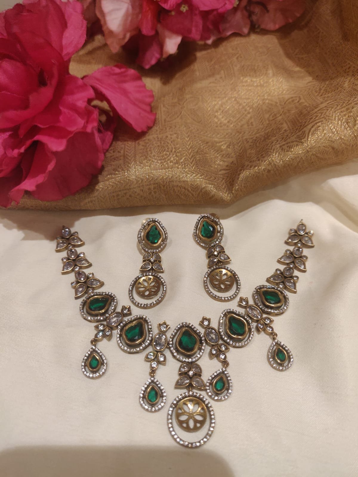 Ornate dark green stone fitted antique finish ad short necklace