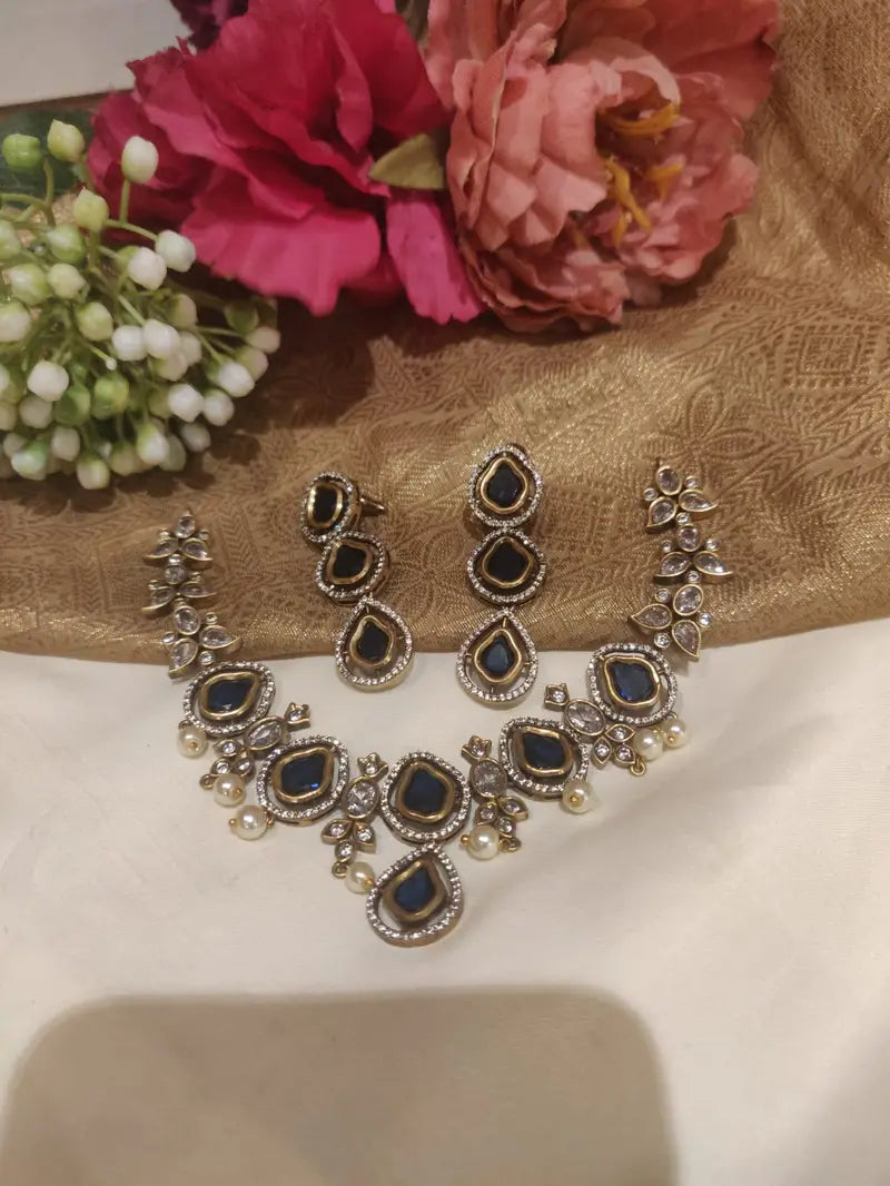 Ornate antique finish navy blue stone fitted ad short necklace