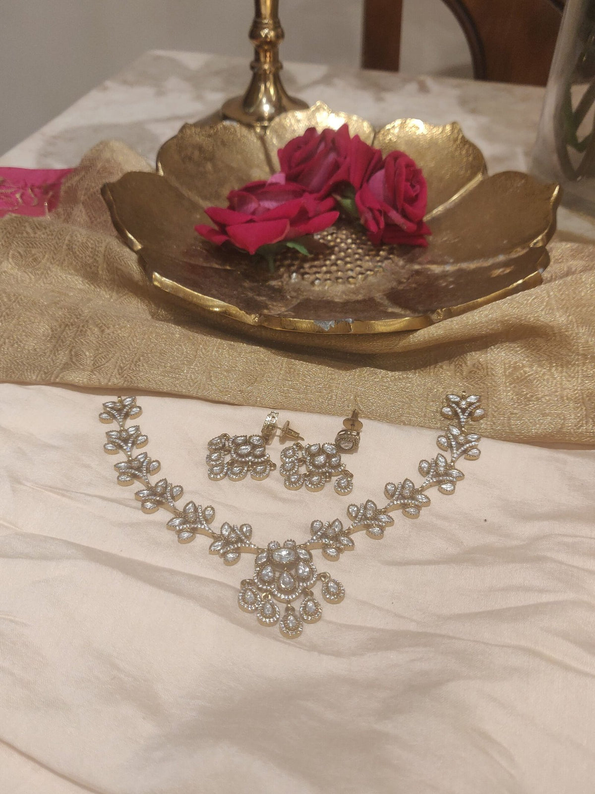 Leafy floral ad stone necklace