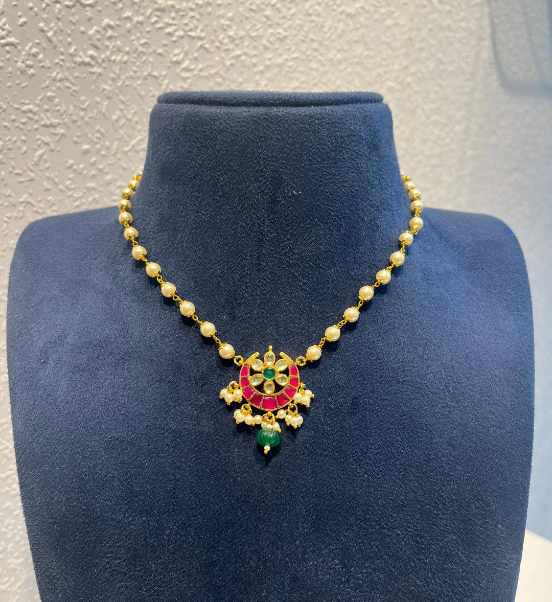 Brilliant perals and read and green moti necklace