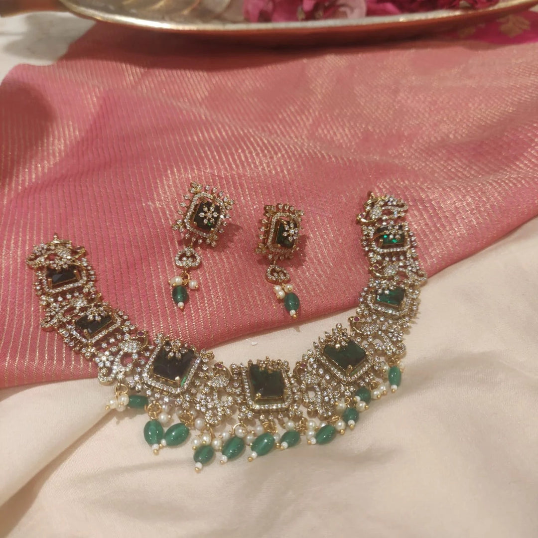 Dazzling Majestic Brilliant emerald box stone with pearls and beads choker necklace